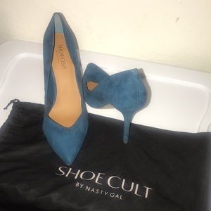 Pointy toe pumps